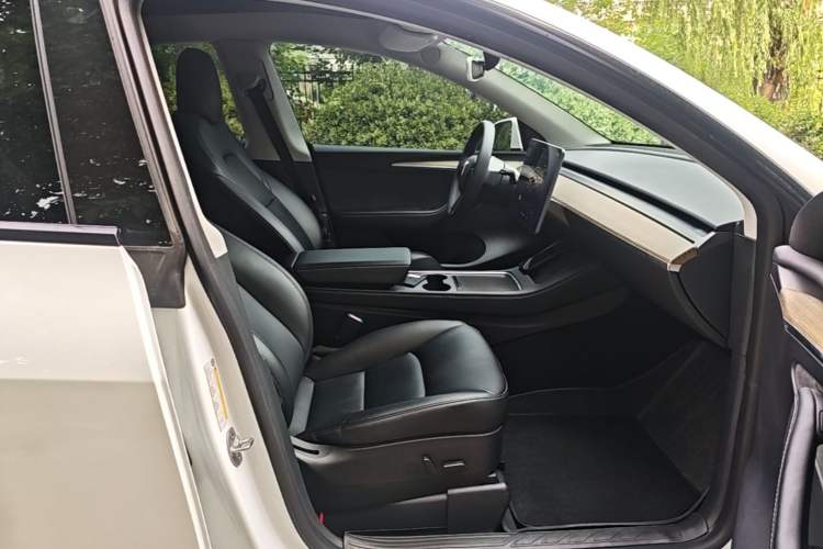 Used Tesla Model Y 2022 Rear-Wheel-Drive Version Right Front Seat