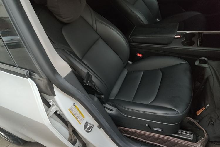 Used Tesla Model Y 2022 Rear-Wheel-Drive Version Right Front Seat
