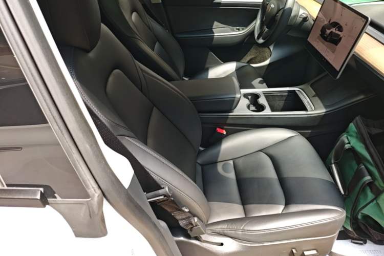 Used Tesla Model Y 2022 Rear-Wheel-Drive Version Right Front Seat