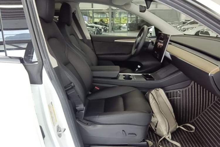 Used Tesla Model Y 2022 Rear-Wheel-Drive Version Right Front Seat