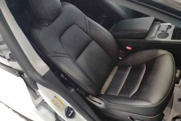 Used Tesla Model Y 2022 Long-Range All-Wheel-Drive Version Right Front Seat