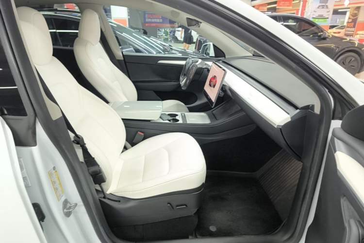 Used Tesla Model Y 2022 Performance High-Performance All-Wheel-Drive Version Right Front Seat