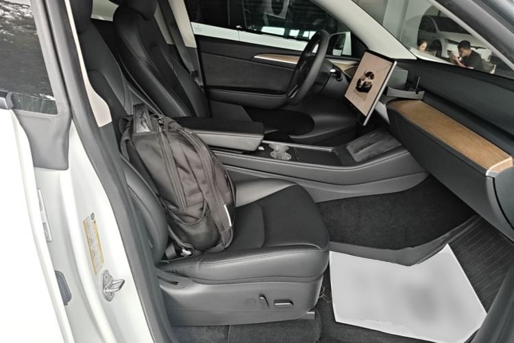 Used Tesla Model Y 2022 Long-Range All-Wheel-Drive Version Right Front Seat