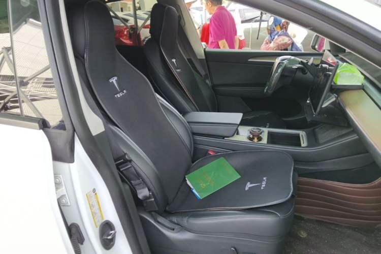 Used Tesla Model Y 2022 Long-Range All-Wheel-Drive Version Right Front Seat