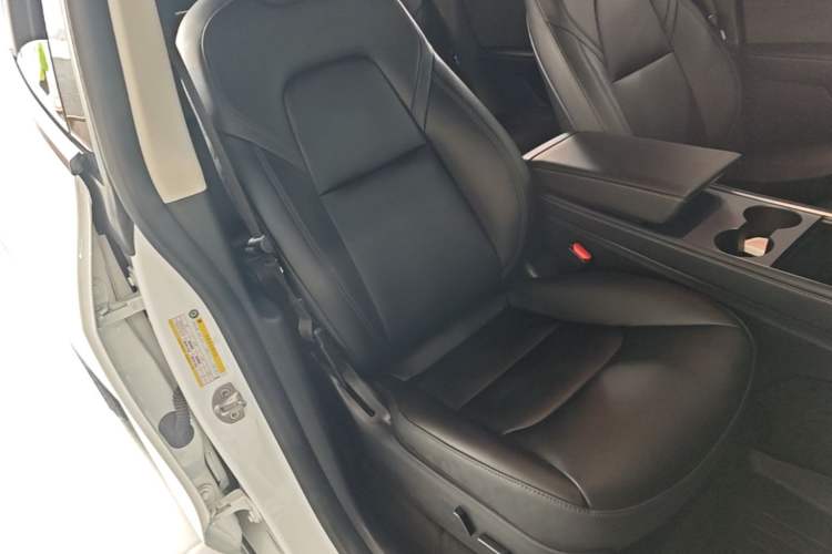 Used Tesla Model Y 2022 Long-Range All-Wheel-Drive Version Right Front Seat