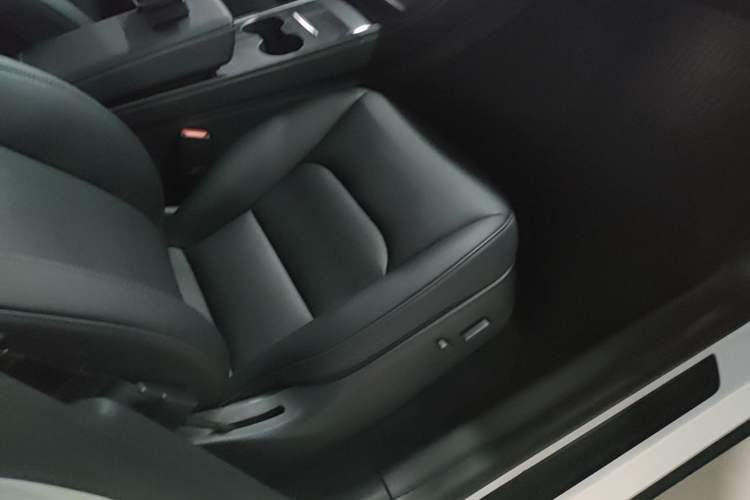 Used Tesla Model Y 2022 Rear-Wheel-Drive Version Right Front Seat