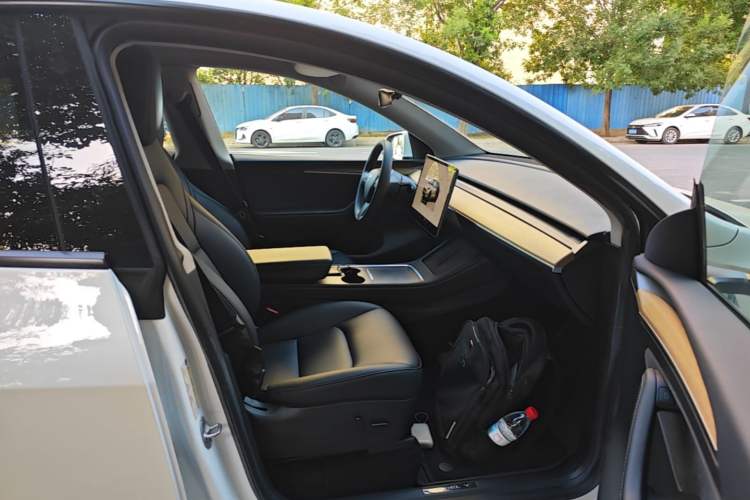 Used Tesla Model Y 2022 Rear-Wheel-Drive Version Right Front Seat