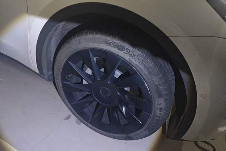 Used Tesla Model Y 2022 Long-Range All-Wheel-Drive Version Right Front Wheel Hub