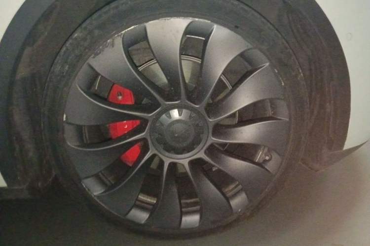 Used Tesla Model Y 2022 Performance High-Performance All-Wheel-Drive Version Right Front Wheel Hub