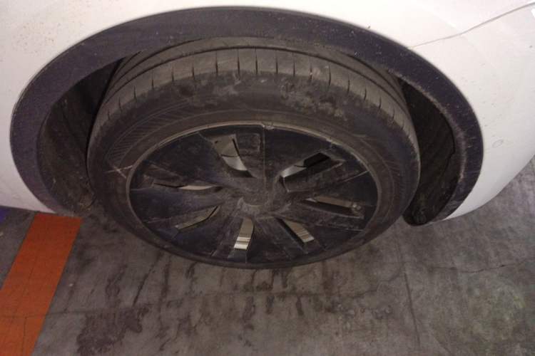 Used Tesla Model Y 2022 Rear-Wheel-Drive Version Right Front Wheel Hub