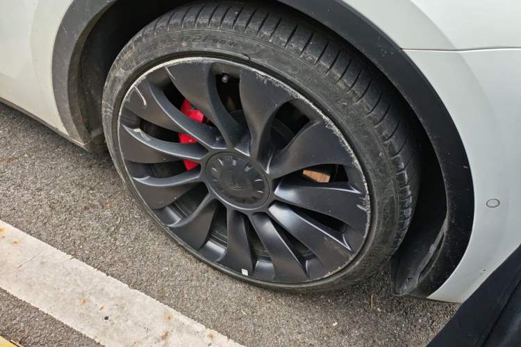 Used Tesla Model Y 2022 Performance High-Performance All-Wheel-Drive Version Right Front Wheel Hub