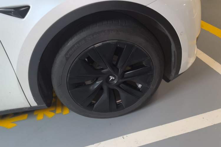 Used Tesla Model Y 2022 Rear-Wheel-Drive Version Right Front Wheel Hub
