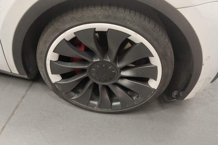 Used Tesla Model Y 2022 Performance High-Performance All-Wheel-Drive Version Right Front Wheel Hub