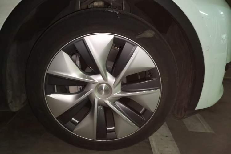 Used Tesla Model Y 2022 Rear-Wheel-Drive Version Right Front Wheel Hub