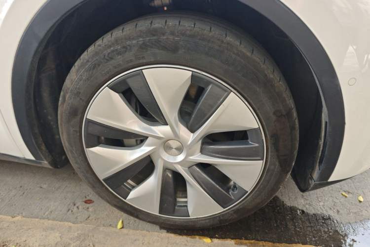 Used Tesla Model Y 2022 Rear-Wheel-Drive Version Right Front Wheel Hub