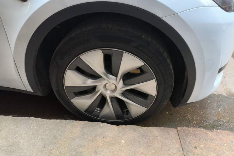 Used Tesla Model Y 2022 Rear-Wheel-Drive Version Right Front Wheel Hub