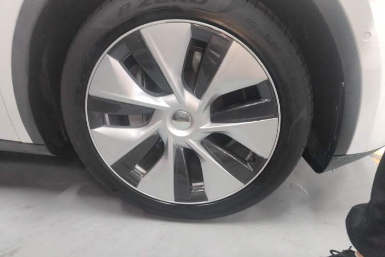 Used Tesla Model Y 2022 Revised Version Rear-Wheel Drive Right Front Wheel Hub