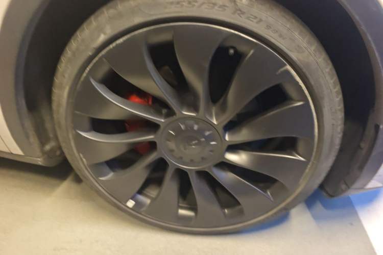 Used Tesla Model Y 2022 Performance High-Performance All-Wheel-Drive Version Right Front Wheel Hub