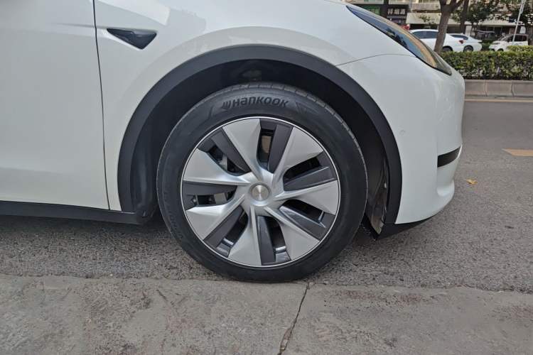 Used Tesla Model Y 2022 Rear-Wheel-Drive Version Right Front Wheel Hub
