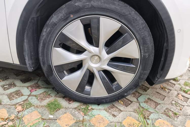 Used Tesla Model Y 2022 Rear-Wheel-Drive Version Right Front Wheel Hub