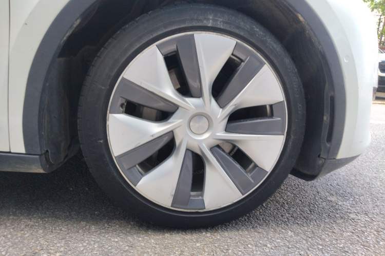 Used Tesla Model Y 2022 Revised Version Rear-Wheel Drive Right Front Wheel Hub