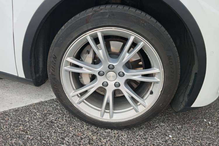 Used Tesla Model Y 2022 Long-Range All-Wheel-Drive Version Right Front Wheel Hub