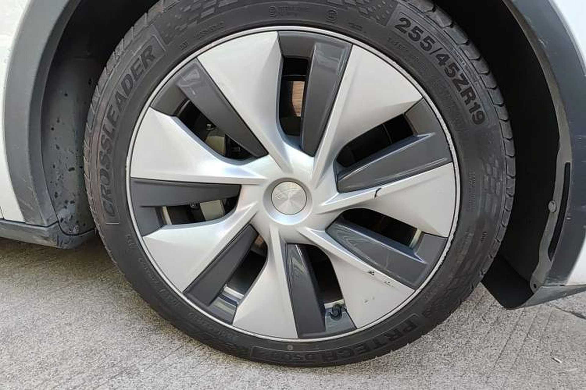 Used Tesla Model Y 2022 Rear-Wheel-Drive Version Right Front Wheel Hub