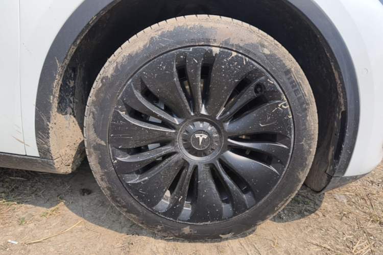 Used Tesla Model Y 2022 Rear-Wheel-Drive Version Right Front Wheel Hub