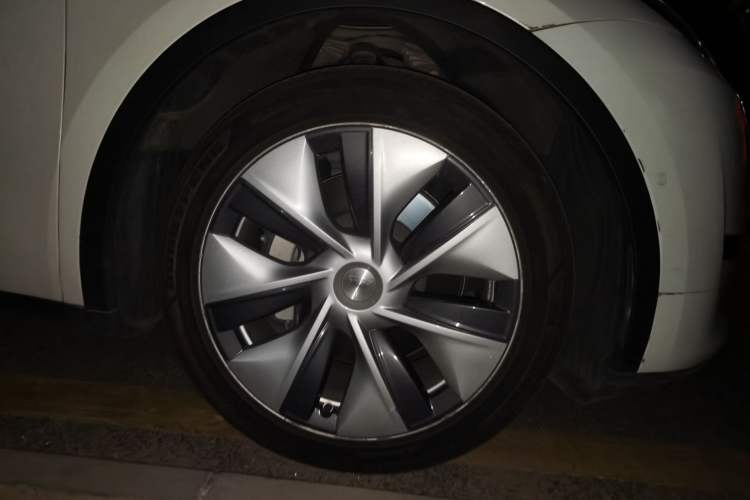 Used Tesla Model Y 2022 Rear-Wheel-Drive Version Right Front Wheel Hub