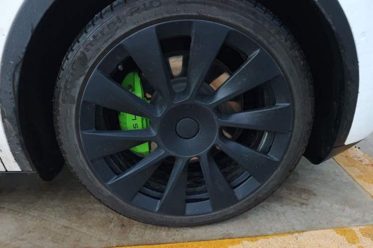 Used Tesla Model Y 2022 Long-Range All-Wheel-Drive Version Right Front Wheel Hub