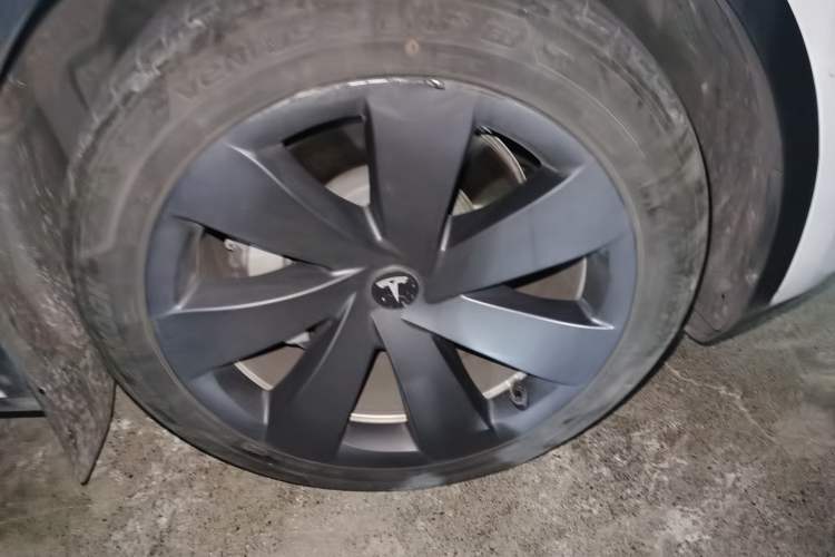 Used Tesla Model Y 2022 Rear-Wheel-Drive Version Right Front Wheel Hub