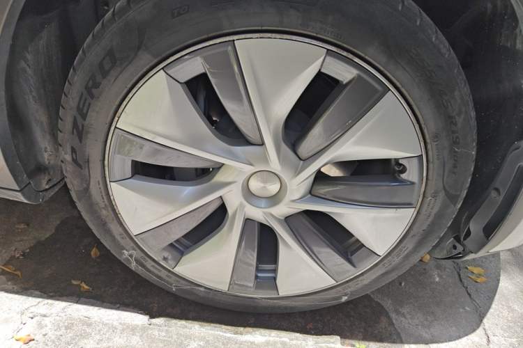 Used Tesla Model Y 2022 Rear-Wheel-Drive Version Right Front Wheel Hub