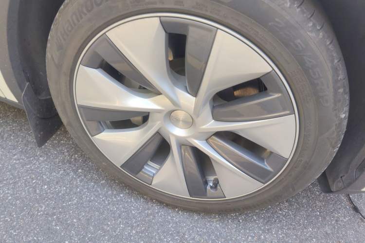Used Tesla Model Y 2022 Rear-Wheel-Drive Version Right Front Wheel Hub
