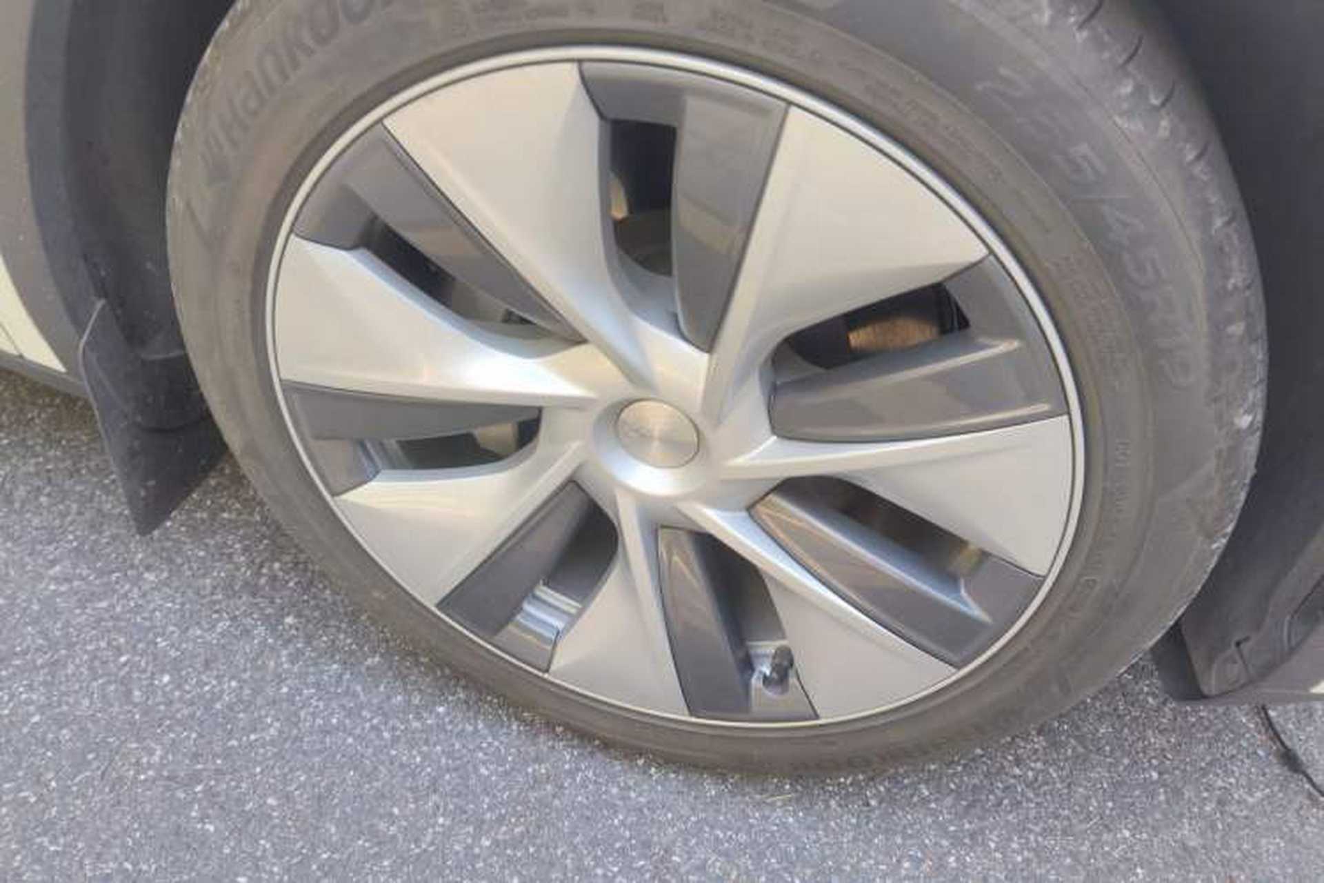 Used Tesla Model Y 2022 Rear-Wheel-Drive Version Right Front Wheel Hub