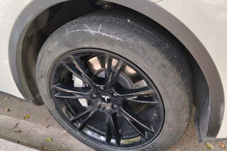 Used Tesla Model Y 2022 Long-Range All-Wheel-Drive Version Right Front Wheel Hub