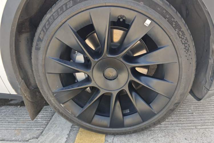 Used Tesla Model Y 2022 Long-Range All-Wheel-Drive Version Right Front Wheel Hub