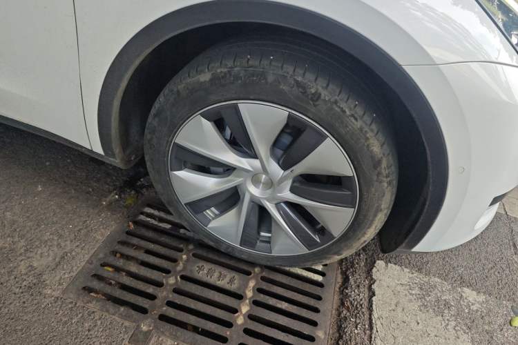 Used Tesla Model Y 2022 Revised Version Rear-Wheel Drive Right Front Wheel Hub