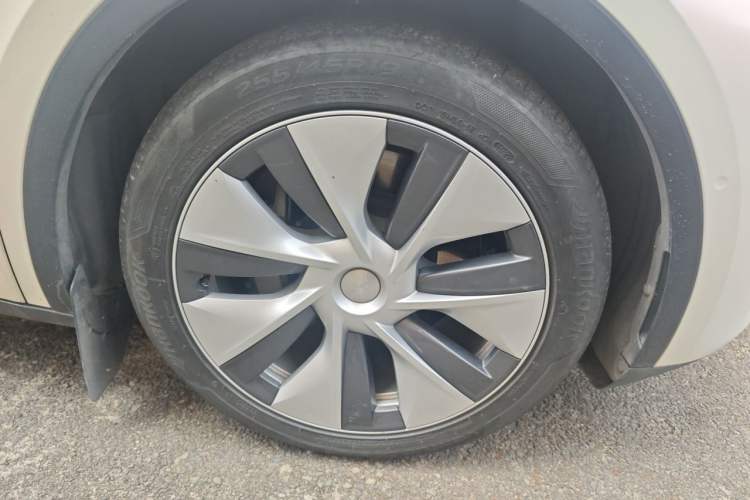 Used Tesla Model Y 2022 Long-Range All-Wheel-Drive Version Right Front Wheel Hub