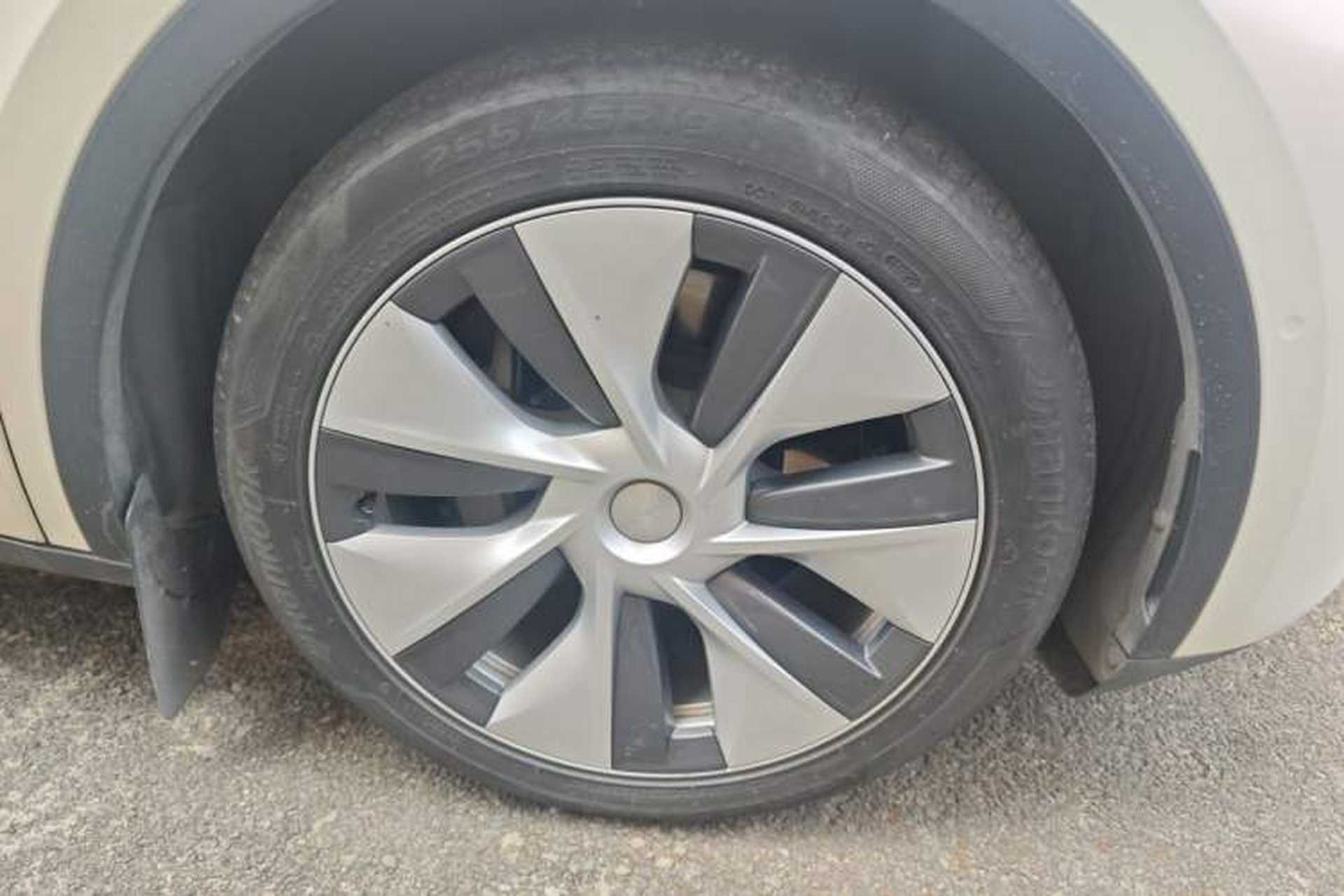 Used Tesla Model Y 2022 Long-Range All-Wheel-Drive Version Right Front Wheel Hub