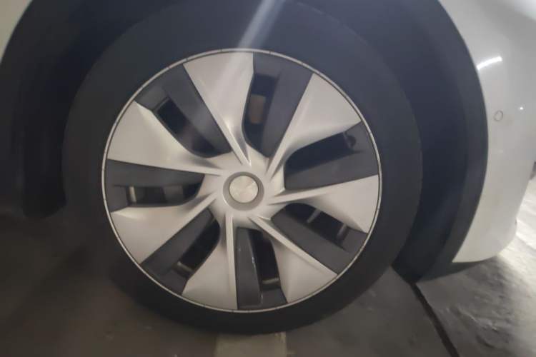 Used Tesla Model Y 2022 Long-Range All-Wheel-Drive Version Right Front Wheel Hub