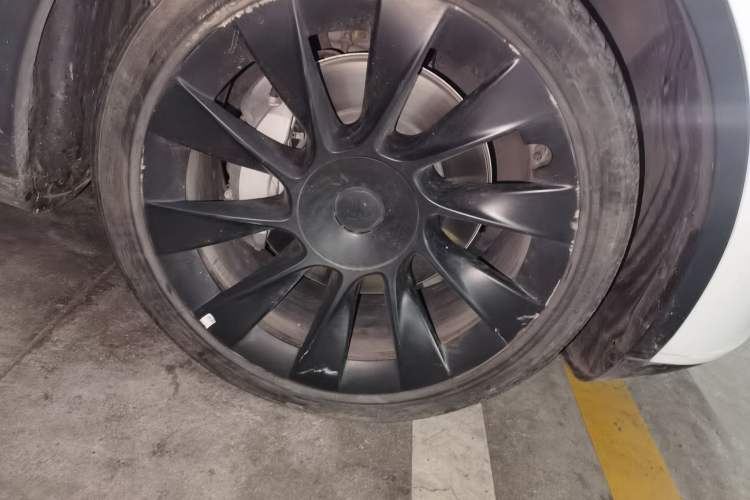 Used Tesla Model Y 2022 Long-Range All-Wheel-Drive Version Right Front Wheel Hub