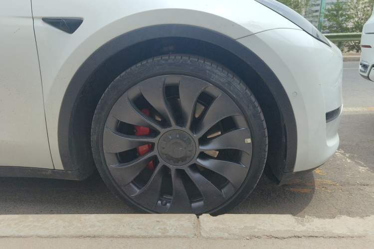 Used Tesla Model Y 2022 Performance High-Performance All-Wheel-Drive Version Right Front Wheel Hub