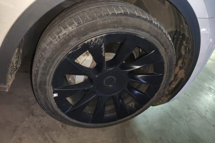 Used Tesla Model Y 2022 Rear-Wheel-Drive Version Right Front Wheel Hub
