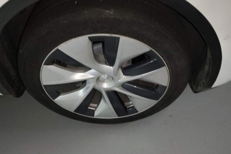 Used Tesla Model Y 2022 Revised Version Long-Range All-Wheel Drive Right Front Wheel Hub