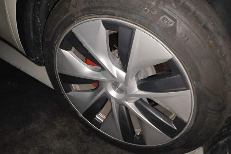 Used Tesla Model Y 2022 Long-Range All-Wheel-Drive Version Right Front Wheel Hub