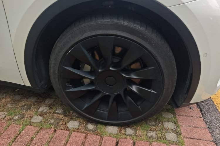Used Tesla Model Y 2022 Long-Range All-Wheel-Drive Version Right Front Wheel Hub