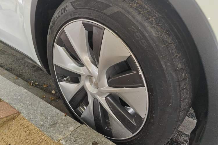 Used Tesla Model Y 2022 Rear-Wheel-Drive Version Right Front Wheel Hub