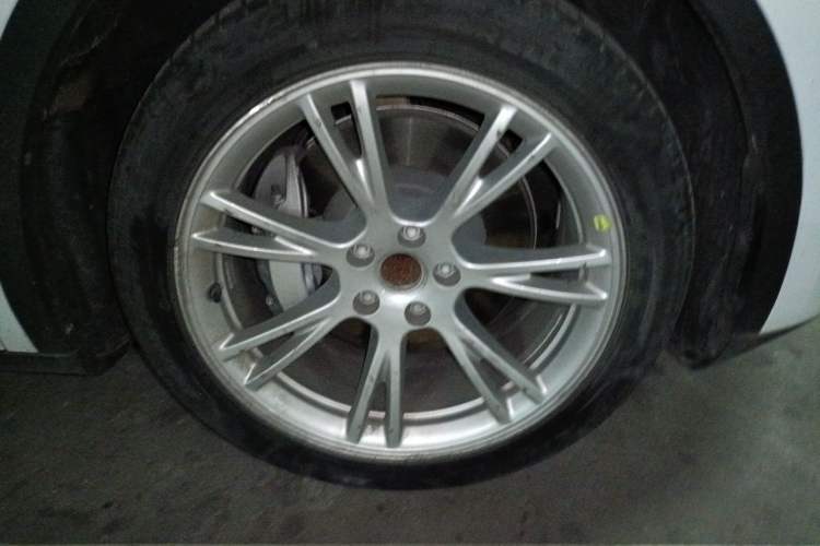 Used Tesla Model Y 2022 Revised Version Rear-Wheel Drive Right Front Wheel Hub
