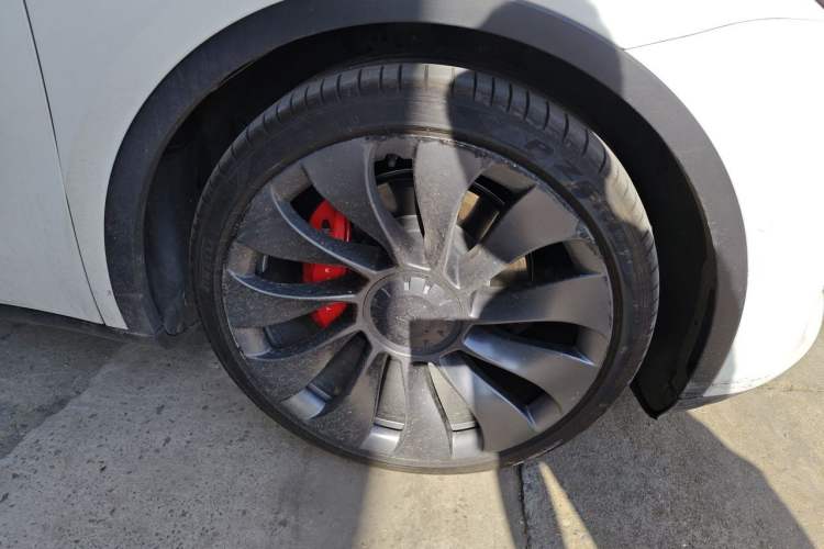 Used Tesla Model Y 2022 Performance High-Performance All-Wheel-Drive Version Right Front Wheel Hub