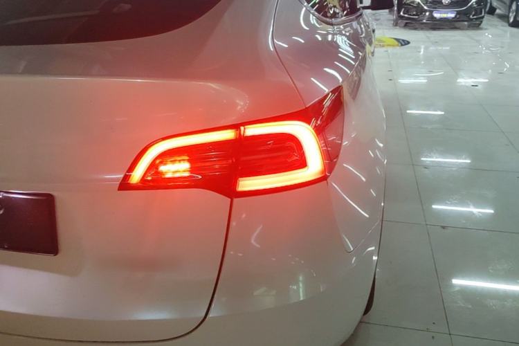 Used Tesla Model Y 2022 Long-Range All-Wheel-Drive Version Right Rear Taillight